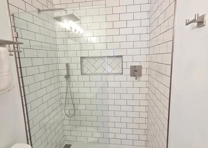 Newly Renovated House Steps To Pool, Access *
