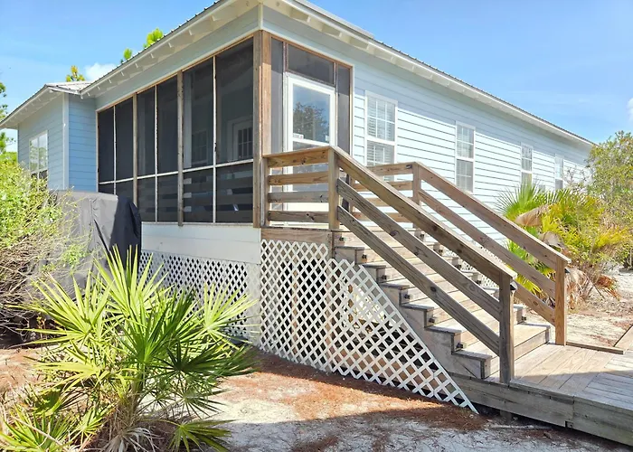 Holiday home Newly Renovated House Steps To Pool, Access