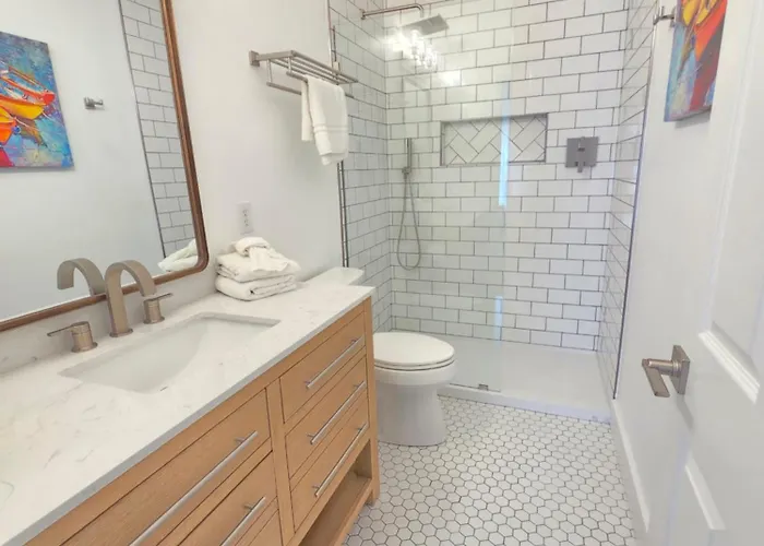 Newly Renovated House Steps To Pool, Access Holiday home