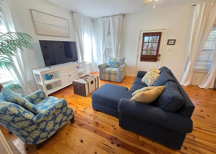 Newly Renovated House Steps To Pool, Access Holiday home